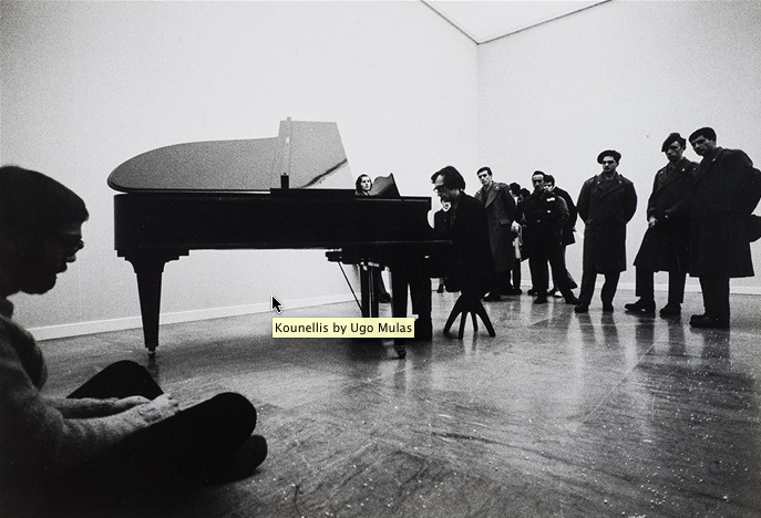 Jannis Kounellis, 1970. Fotografia di Ugo Mulas