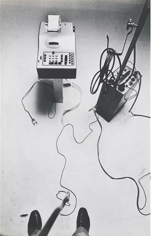 La Macchina Drogata Vincenzo Agnetti , 1969. Fotografia di Ugo Mulas