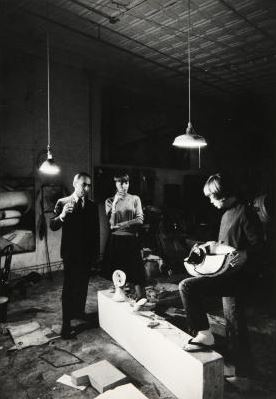 Leo Castelli e Signora nello studio della scultrice Lee Bontecou. Fotografia di Ugo Mulas