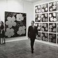 Leo Castelli nella sua galleria di New York con l’esposizione di Andy Warhol , 1964. Fotografia di Ugo Mulas