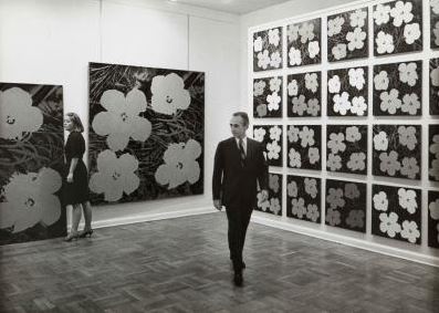 Leo Castelli nella sua galleria di New York con l'esposizione di Andy Warhol , 1964. Fotografia di Ugo Mulas