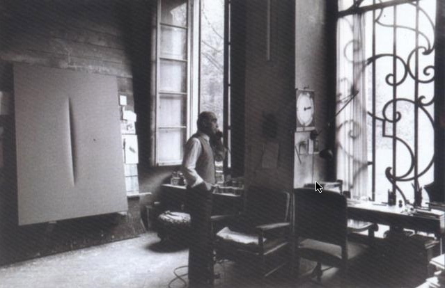 Lucio Fontana dans son atelier au téléphone , 1966–1966. Fotografia di Ugo Mulas