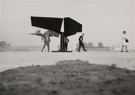Lynn Chadwick, Due figure alate, Cornigliano, 1962. Fotografia di Ugo Mulas