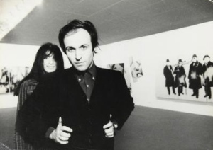 Mario Schifano e A. Carini - personale dell'artista presso la Gall. Marconi - mi in occasione della mostra Futurismo rivisitato, ca. 1966. Fotografia di Ugo Mulas