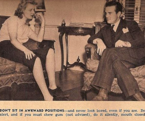 Non sedetevi in modo sgraziato e non guardatelo in modo annoiato, anche se lo siete. Siate attente. Se proprio dovete masticare una gomma (non consigliato), fatelo in silenzio a bocca chiusa