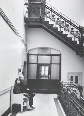 Oldenburg con la moglie Pat nel vano scala del Chelsea Hotel New York , 1964. Fotografia di Ugo Mulas