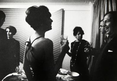 Party in casa Castelli. Fotografia di Ugo Mulas