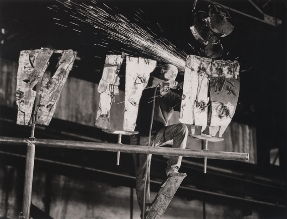 Pietro Consagra, Italsider Savona, 1962. Fotografia di Ugo Mulas