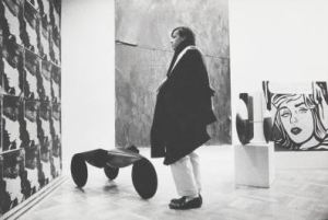 Visitatore nella galleria di Leo Castelli New York , 1964. Fotografia di Ugo Mulas