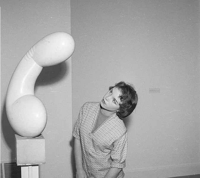 Constantin Brancusi Mostra a New York. 1957,MoMA di New York, opere dello scultore rumeno Constantin BRANCUSI. Visitatori osservano le sue sculture astratte