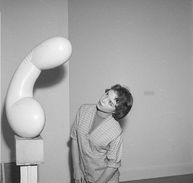 Constantin Brancusi Mostra a New York. 1957,MoMA di New York, opere dello scultore rumeno Constantin BRANCUSI. Visitatori osservano le sue sculture astratte
