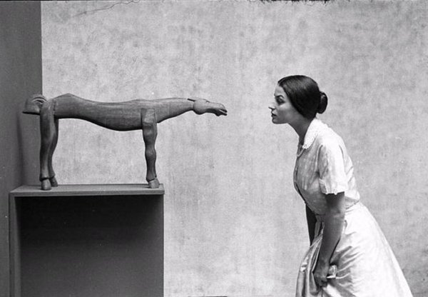 Eve Arnold , Silvana Mangano con una scultura di Brancusi , MoMA, New York, 1956