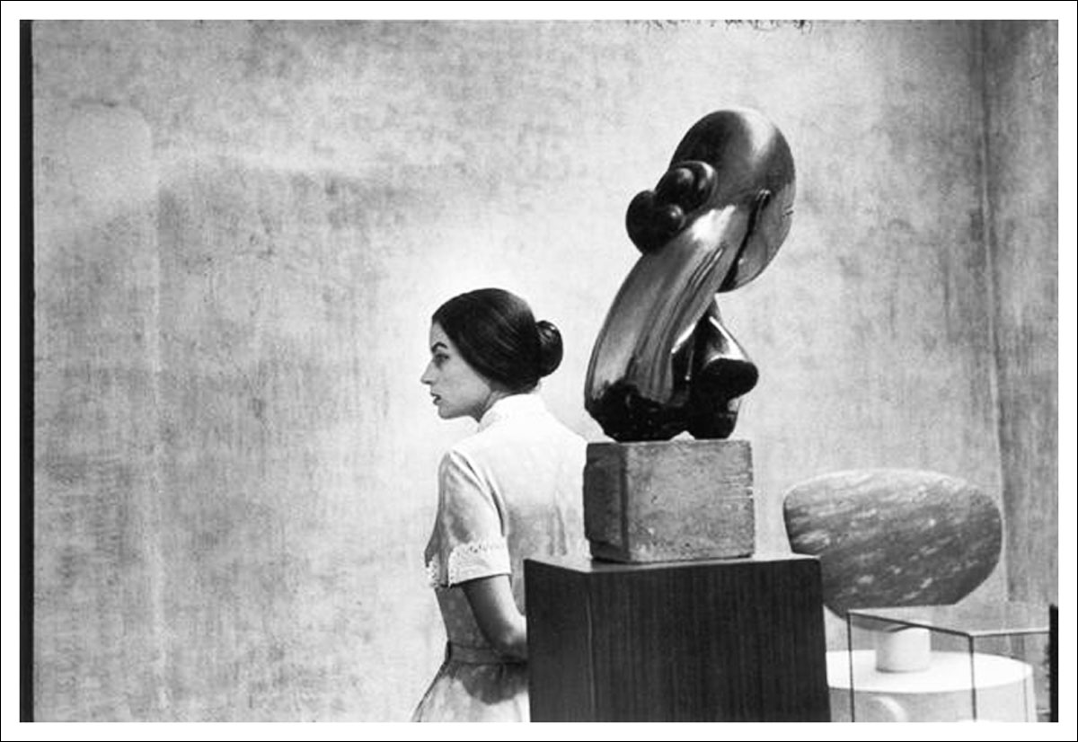 Silvana Mangano con le sculture di Constantin Brâncuşi al MoMA di New York, 1956