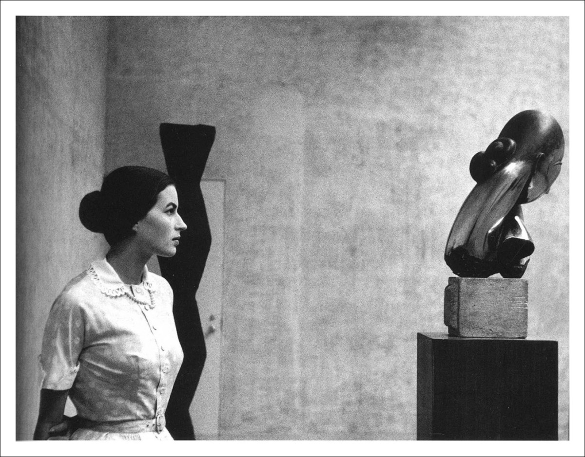 Silvana Mangano con le sculture di Constantin Brâncuşi al MoMA di New York, 1956