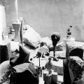 Studio di Constantin Brancusi a 8 impasse Ronsin, Parigi, c. 1923-4. Foto di Constantin Brancusi