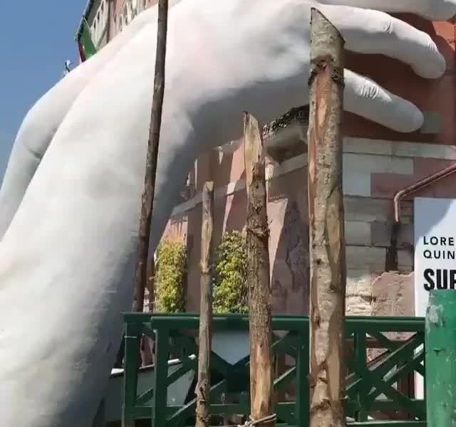 Lorenzo Quinn per la Biennale di Venezia 2017