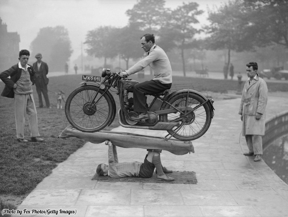 "Ragazzo Sansone" il figlio di 14 anni del signor W. Highfield di Coventry, supportava una moto di 200 chili e il suo cavaliere, 1932
