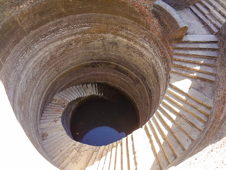 The Vanishing Stepwells of India - Victoria Lautman