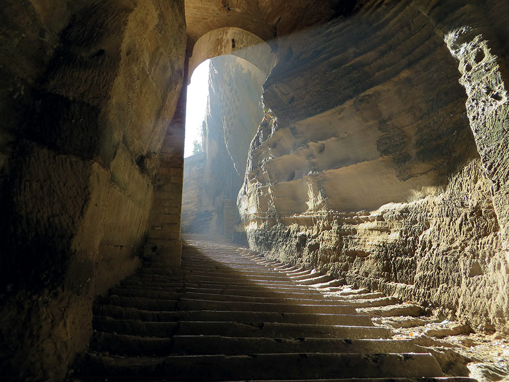 The Vanishing Stepwells of India - Victoria Lautman (Navghan Kuvo. Junagadh, Gujarat. 4th-6th-Mid-11th Century)