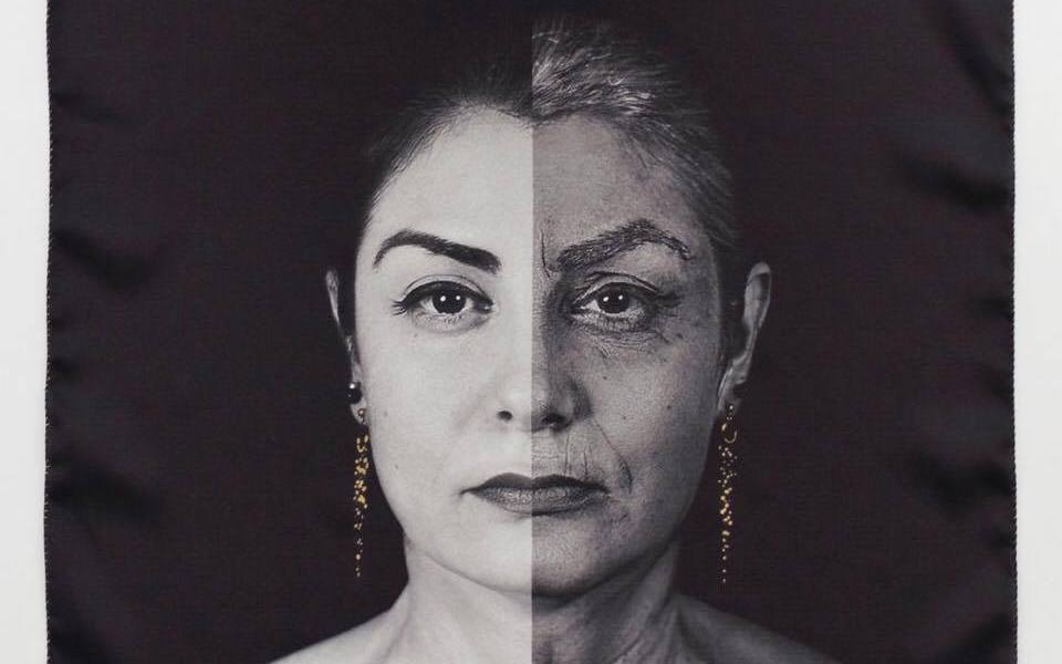 Prima e Dopo, restaurando l'ordine naturale. Monica Mura utilizza i programmi di fotoritocco per invecchiare se stessa proiettandosi nel futuro: ogni ruga e imperfezione della pelle celebra la donna e la saggezza, ristabilendo simbolicamente l'ordine naturale della vita. (video / foto / performance / paesaggio sonoro) (2015/2016). Museu José Malloa (Portogallo) - Foulards di seta: tecnica mista: fotografia e fotoritocco su seta, dipinta e cucita a mano con fili dorati. 50x50 cm