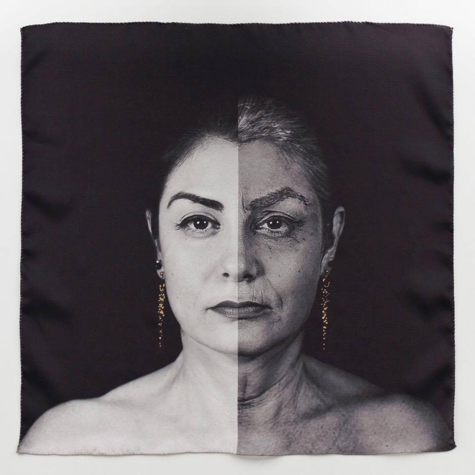 Prima e Dopo, restaurando l'ordine naturale. Monica Mura utilizza i programmi di fotoritocco per invecchiare se stessa proiettandosi nel futuro: ogni ruga e imperfezione della pelle celebra la donna e la saggezza, ristabilendo simbolicamente l'ordine naturale della vita. (video / foto / performance / paesaggio sonoro) (2015/2016). Museu José Malloa (Portogallo) - Foulards di seta: tecnica mista: fotografia e fotoritocco su seta, dipinta e cucita a mano con fili dorati. 50x50 cm