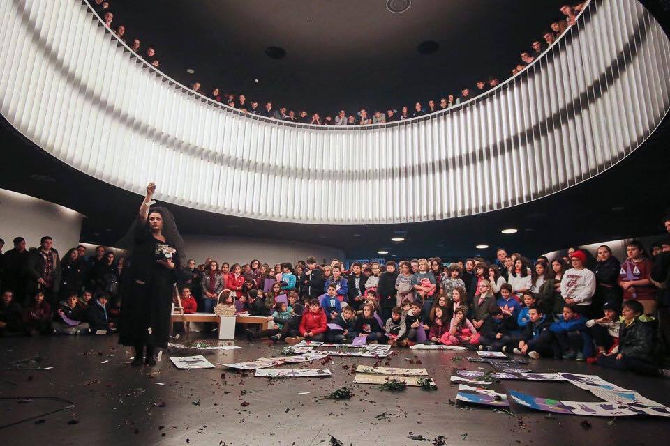 Monica Mura - Me Ama. No me Ama. (M'ama. Non m'ama) 2015. Come un amore innocente può trasformarsi in un amore tossico. Performance contro la violenza di genere. Deputazione di Pontevedra. #ViolenzaZero. (video / fotografia / performance / paesaggio sonoro) 20 min