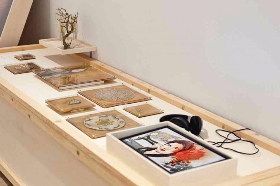 Monica Mura - Sas Diosas, Miradas sa arèntzia mea. (2015). Esposizione al Museo Thyssen Bornemisza di Madrid (Spagna) 2016. video / installazione / fotografia / paesaggio sonoro (2015)