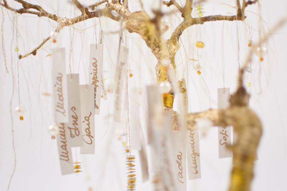 Monica Mura - Sas Diosas, Miradas sa arèntzia mea. (2015) Installazione: Sas Raighinas (Radici) Tecnica Mista. 25x25 cm