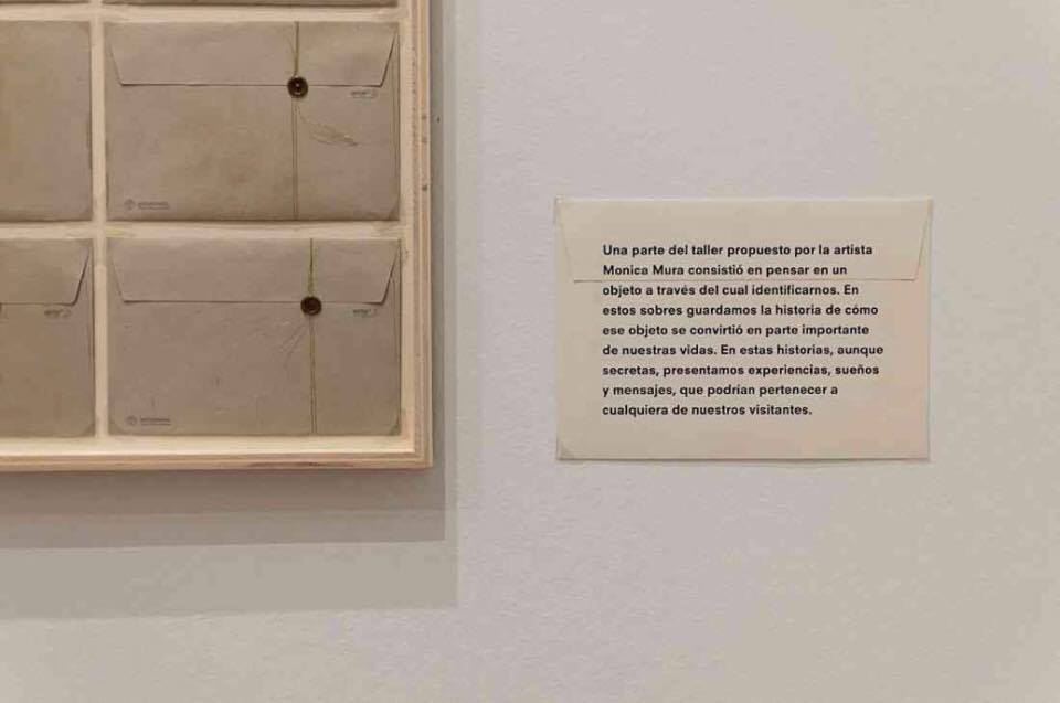 Monica Mura - Nos+Otras: en Red. El Retrato. (Noi+Altre: in Rete. Il Ritratto) (2015-2017). Esposizione "El espacio de la Memoria" al Museo Thyssen-Bornemisza di Madrid (Spagna) 2017. Carte da lettera sigillate con i dati e le storie segrete delle partecipanti al progetto