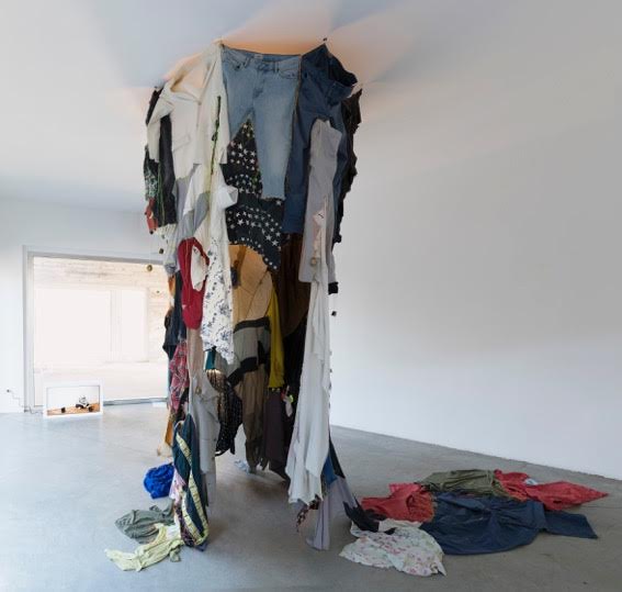 Ruben Montini - Dove sto con me – Solo, 2017. Tessuti vari e materiali sintetici cuciti insieme 540x370cm circa +20x40cm neon. Veduta dell’installazione presso la Prometeogallery di Ida Pisani, Milano. Ph. Ela Bialkowska, OKNOstudio. Courtesy of Prometeogallery di Ida Pisani, Milano