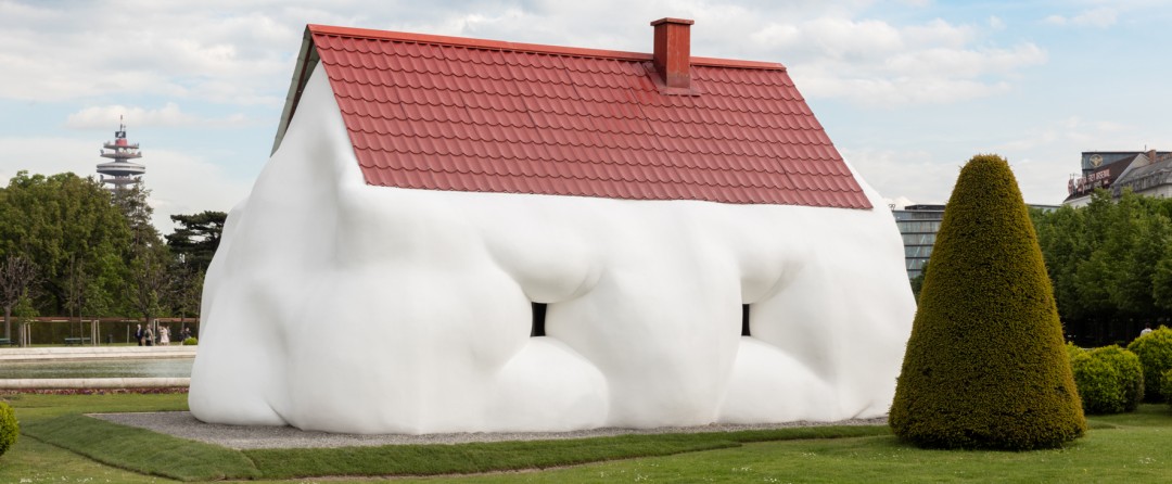 Erwin Wurm, Fat House, 2003 - Photo Johannes Stoll @Belvedere, Vienna / @ Bildrecht, Vienna, 2017