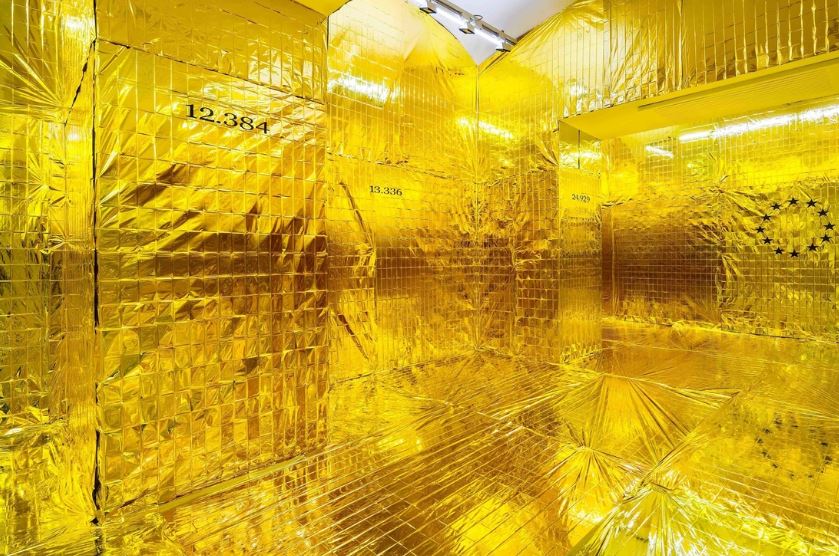 Leonardo Boscani - Golden Zimmer, 2017 - Coperte isotermiche 300 mq circa. Museo MAN Nuoro - courtesy MAN Nuoro - @photo Giuseppe Dessì