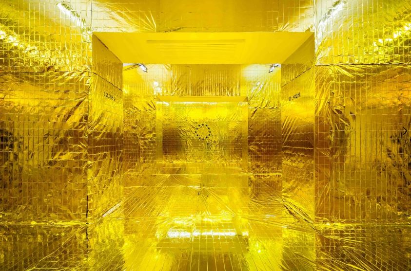 Leonardo Boscani - Golden Zimmer, 2017 - Coperte isotermiche 300 mq circa. Museo MAN Nuoro - courtesy MAN Nuoro - @photo Giuseppe Dessì