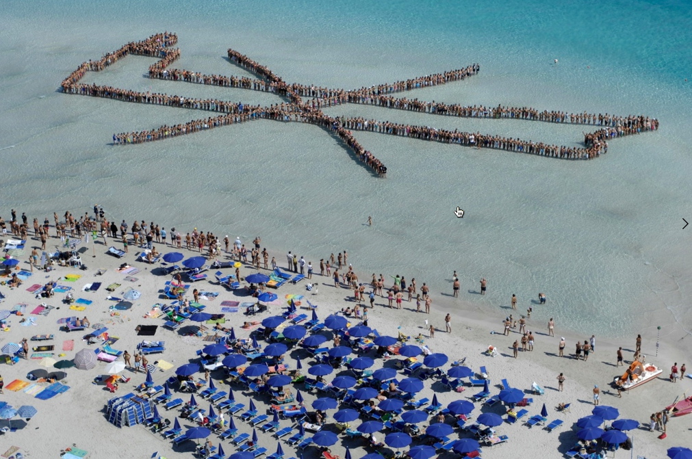 Leonardo Boscani - NO T(H)ANKS, 2007 - Agenzia Viaggi Clandestini VU VULA' Spiaggia della Pelosa (Sardegna) coll. fotografica P. Cuccuru stampa digitale su alluminio 207x149 cm