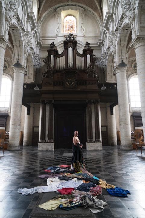 Solo (adagio), 2017, performance 4′ al Bang! Festival, a cura di Joris Van de Moortel, Begijnhfkerk, Bruxelles. Ph. Ela Bialkowska, OKNOstudio. Courtesy of Promteogallery di Ida Pisani, Milano