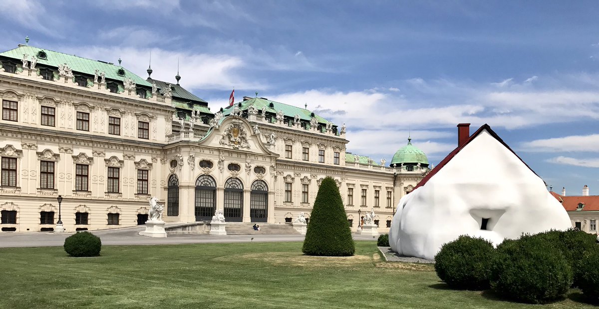 Vienna - La "Fat House" di Erwin Wurm al Museo Belvedere