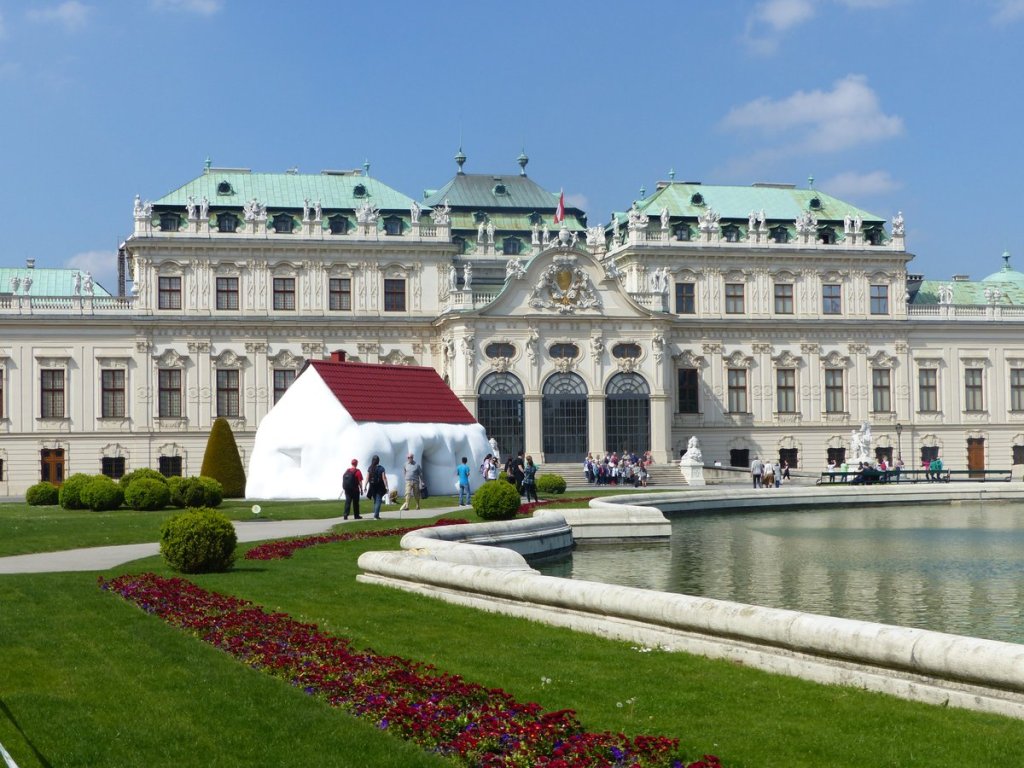 Vienna - La "Fat House" di Erwin Wurm al Museo Belvedere