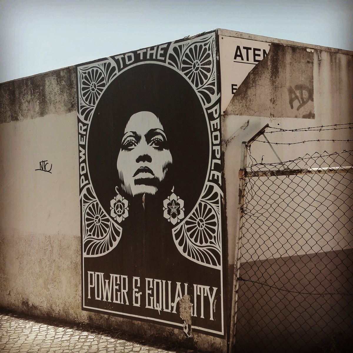 Lisbona - Itinerario street art- Obey Giant