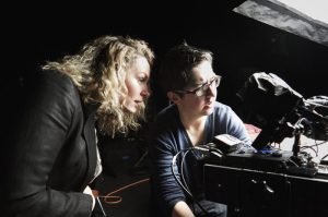 Jesse Jones ed Emma Dalesman. Fotografia diTessa Giblin