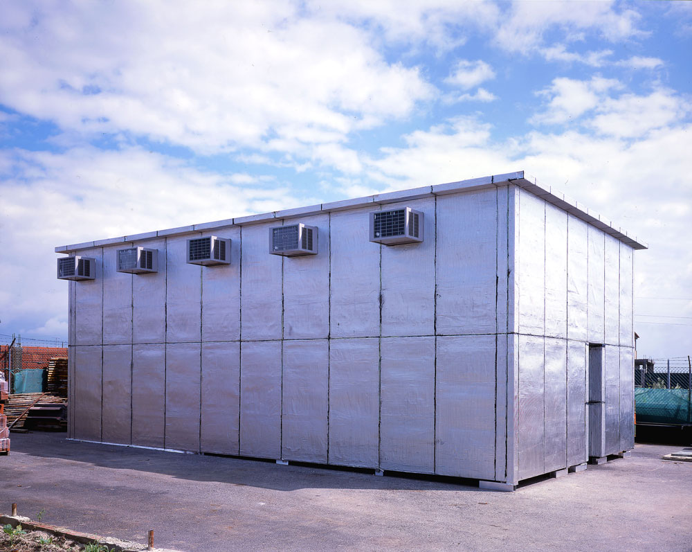 Pedro Cabrita Reis - Absent Names - 2003, alluminio verniciato, copertura di asfalto feltro, condizionatori d'aria standard, luci fluorescenti, 400x1000x600 cm