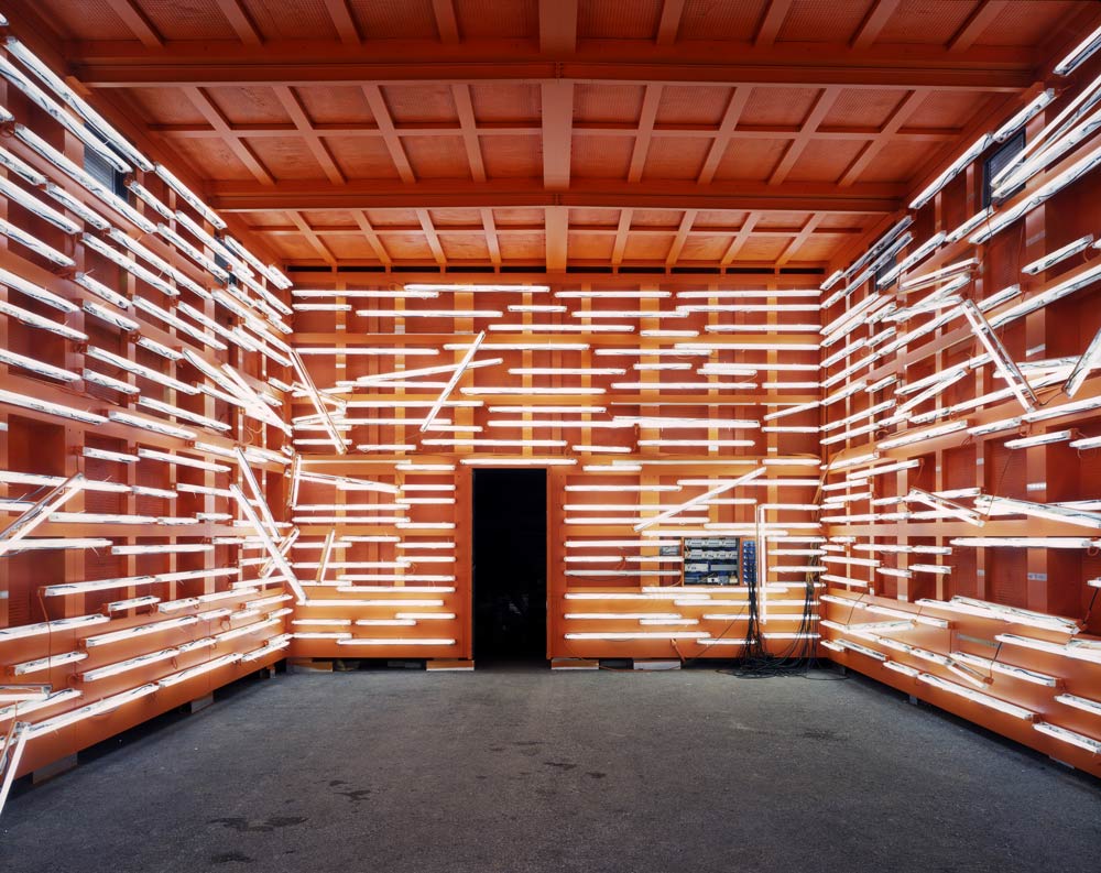 Pedro Cabrita Reis - Absent Names - 2003 alluminio verniciato, copertura di feltro, condizionatori d'aria standard, luci fluorescenti, 400x1000x600 cm