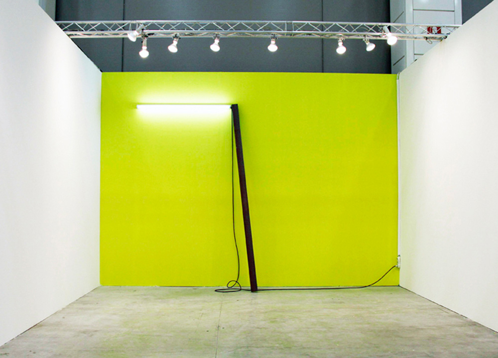 Pedro Cabrita Reis - Crux - 2009 neon, colore RAL, acciaio travetto, cavo elettrico dimensioni variabili