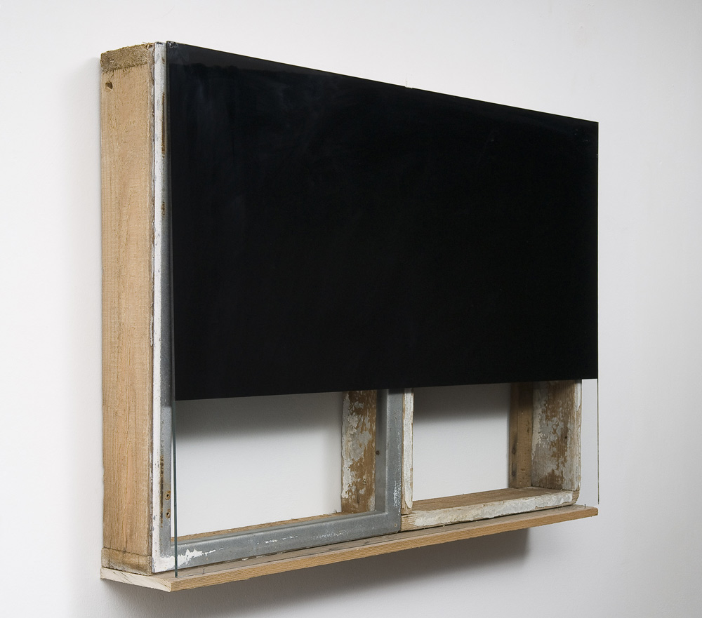 Pedro Cabrita Reis - Si chiude - 2012, oggetti trovati in vetro e ferro, smalto su vetro, 67,5x93x13,5 cm