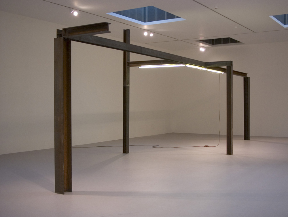 Pedro Cabrita Reis - Stillness - 2005 travi in ​​acciaio, acrilico su tubi fluorescenti, cavo elettrico 370x1105x297 cm