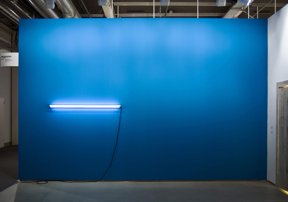 Pedro Cabrita Reis - Un disegno (Il mare in fondo) - 2009 Parete in acrilico, luce fluorescente, cavi elettrici dimensioni variabili