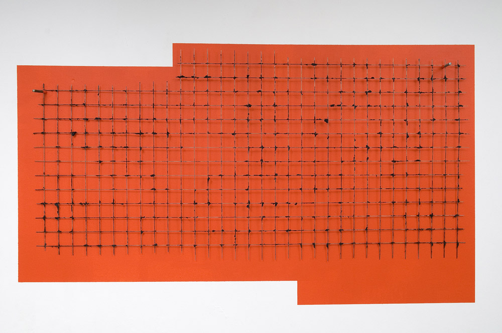 Pedro Cabrita Reis - Una grata su arancio - 2012, acrilico su muro, acciaio, oilbar su ferro trovato zincato, 111,5x196x11 cm