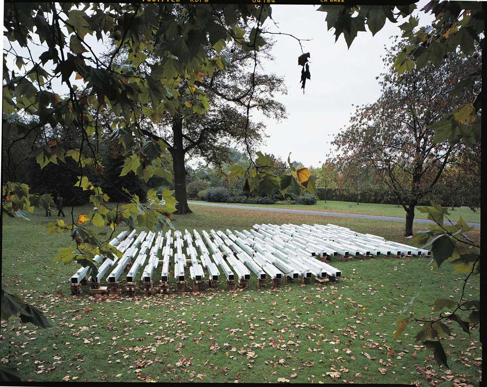 Pedro Cabrita Reis - You Shouldn't Walk Over Ploughed Fields - 2005 travi in ​​acciaio, acrilico su tubi fluorescenti, cavo elettrico 1000x1300x70 cm veduta dell'installazione, Regen