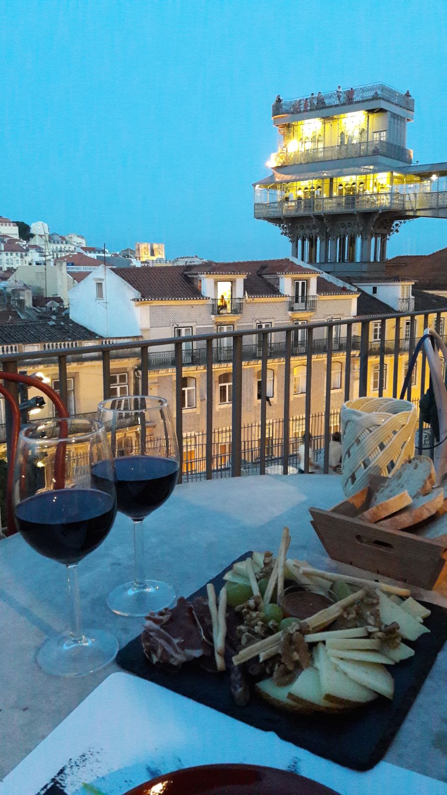 Aperitivo al Topo Carmo con vista sull'Elevador de Santa Justa