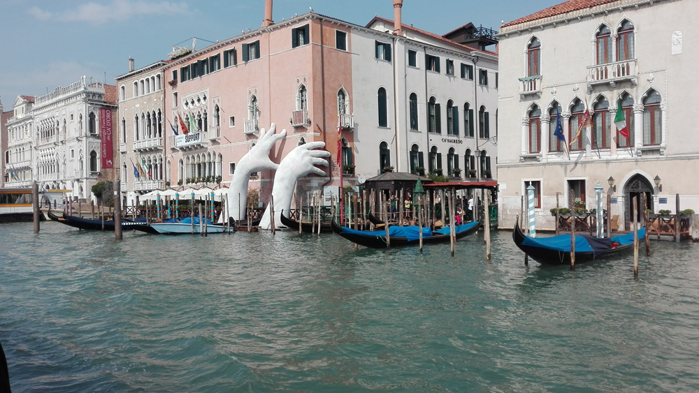 Venezia - Lorenzo Quinn per la Biennale di Venezia