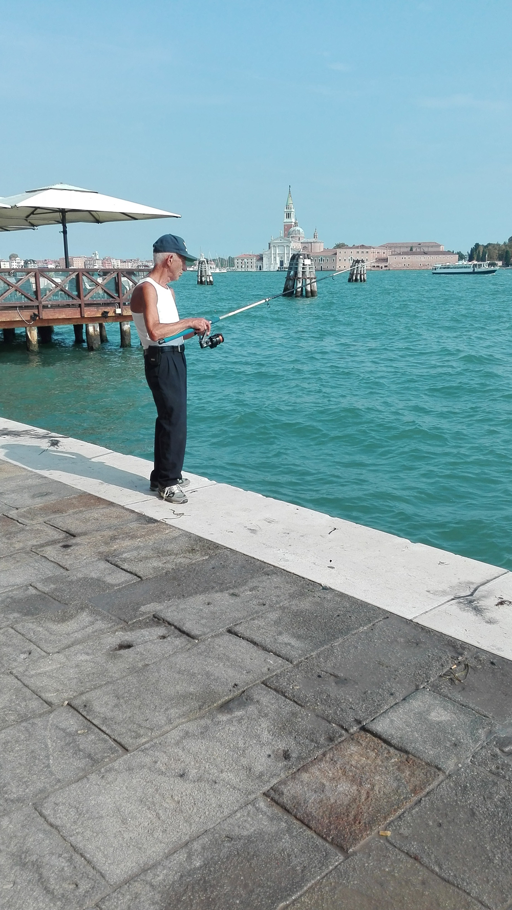 Venezia non è solo arte, Biennale, prezzi esorbitanti, turisti scoscienziati e fighetti incravattati. In questo viaggio ho avuto la fortuna di conoscere una Venezia più vera, umana... E mentre questo pescatore mi faceva l'occhiolino raccontandomi quante seppie avesse pescato oggi, ripensavo a questi giorni, alle persone vere che ho conosciuto, al loro destino di sofferenza e incertezza e alla strada, vero banco di prova della vita. Questo è il vero senso del viaggio e sento di voler ringraziare queste persone perché, facendomi entrare nelle loro vite anche solo un momento, mi hanno regalato conoscenza e crescita personale.